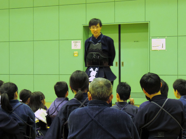 2013年11月10日強化練習会で熱く語る新堂雅之先生